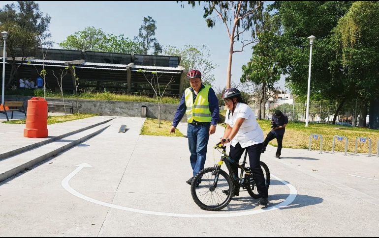 La biciescuela ayuda a aprender a desplazarse en la ciudad. EL INFORMADOR/I. Martínez