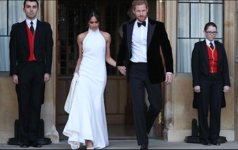 Por la noche, los recién casados salieron del castillo rumbo a la fiesta privada que ofreció el padre del novio. AFP / S. Parsons