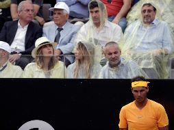 Nadal y Zverev compitieron bajo la lluvia cerca de media hora, hasta que la intensidad de la lluvia obligó a suspender el juego. AP / G. Borgia