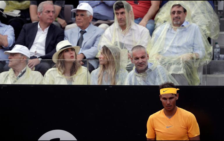 Nadal y Zverev compitieron bajo la lluvia cerca de media hora, hasta que la intensidad de la lluvia obligó a suspender el juego. AP / G. Borgia
