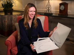 La modista cuenta que el príncipe Enrique se le acercó y le dio las gracias por su creación. AFP / H.  Mckay