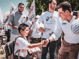 Durante su visita, Castro Reynoso recorrió el tianguis de Valle de Los Molinos donde repartió algunos volantes con sus propuestas. Cortesía / PRI Jalisco