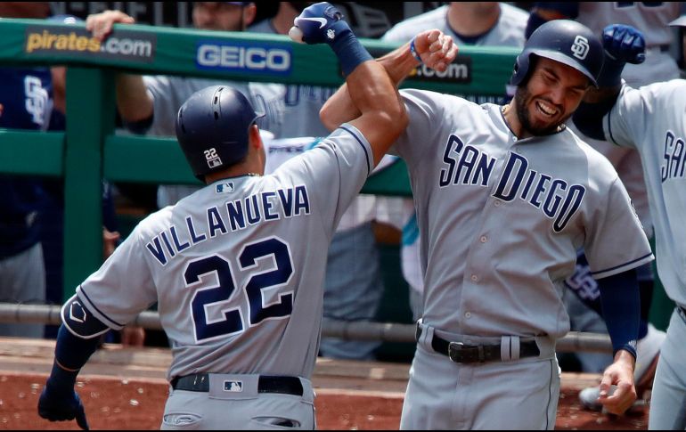 Villanueva celebra con Eric Hosmer (D). AP/G. J. Puskar