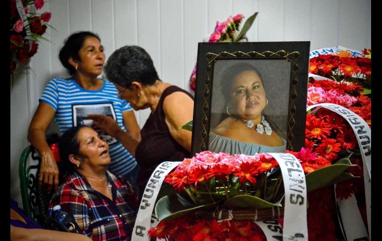 Varias personas asisten en la ciudad de Holguín, al velorio de Yunaisi Pelegrino Reyes, una de las víctimas. EFE/J. Carreras