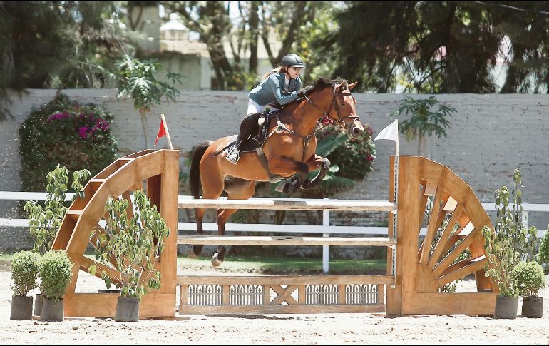 La amazona Montserrat Moragrega realiza su recorrido a lomos de “Chiripa LS”, durante la prueba libre a 1.35 metros. EL INFORMADOR/A. Camacho