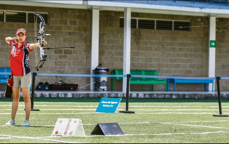 Enfocada. Linda Ochoa tiró 11 flechas perfectas hace una semana en Florida. EL INFORMADOR