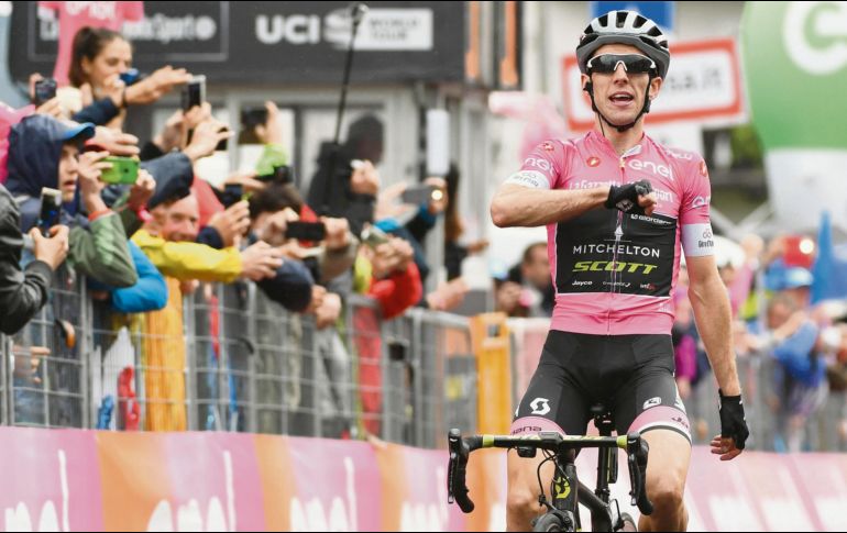 Alivio. El ciclista británico lidera la vuelta a Italia por 2:11 minutos sobre Tom Dumoulin. AP