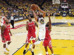 Estrella. Stephen Curry se mostró como en sus mejores días, al anotar 35 puntos. AP/M. Sánchez