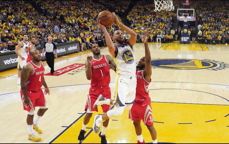 Estrella. Stephen Curry se mostró como en sus mejores días, al anotar 35 puntos. AP/M. Sánchez