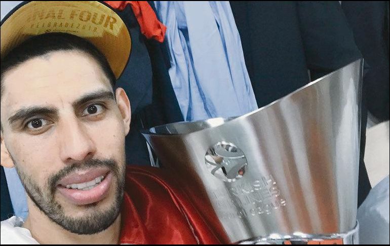 Celebración. Gustavo Ayón compartió en Twitter una foto con su nuevo trofeo. TWITTER/@ayongustavo