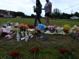 Homenaje. Varias personas pasan cerca de un altar elaborado en honor a las víctimas de este nuevo ataque. AP