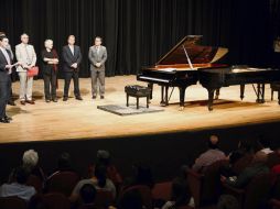 Juan Carlos Álvarez del Castillo y Carlos Álvarez del Castillo hicieron la entrega a Myriam Vachez. EL INFORMADOR/A. Camacho