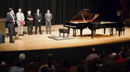 Juan Carlos Álvarez del Castillo y Carlos Álvarez del Castillo hicieron la entrega a Myriam Vachez. EL INFORMADOR/A. Camacho