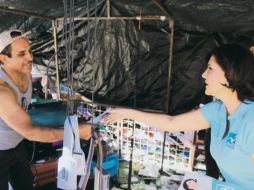Interacción. La candidata visitó el tianguis de “El Baratillo”. ESPECIAL