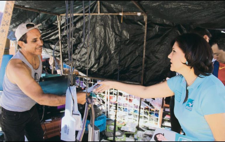 Interacción. La candidata visitó el tianguis de “El Baratillo”. ESPECIAL