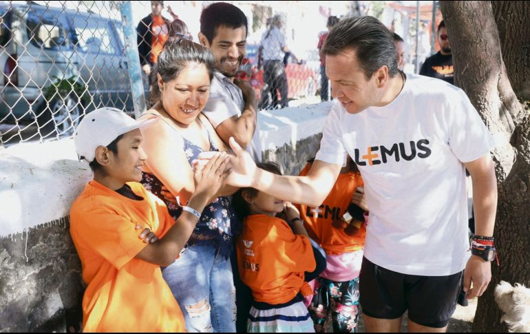 Campaña. Pablo Lemus jugó una “cascarita” con habitantes de las colonias zapopanas. ESPECIAL