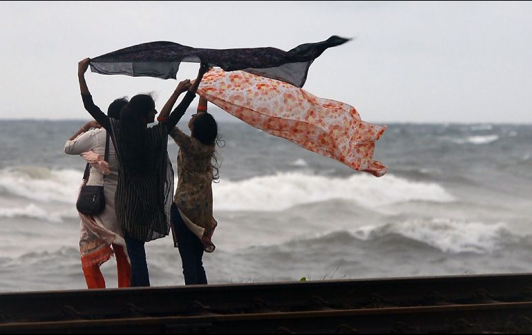 Mueren cuatro personas por lluvias del monzón en Sri Lanka  Al menos cuatro personas han muerto y miles más se han visto afectadas por las fuertes lluvias asociadas al monzón que desde el jueves pasado azotan el sur y centro de Sri Lanka, donde se han desplegado mil 500 militares para lidiar con la situación.  El director general del Centro de Gestión de Desastres, Sidambarampillai Amalanadan, indicó hoy a Efe que dos de los fallecimientos se registraron en el distrito de Monaragala (sureste) por el impacto de rayos y un tercero en Kegalle (centro) por un deslizamiento de tierra.  Amalanadan no pudo precisar detalles sobre el cuarto fallecido.  Unos 