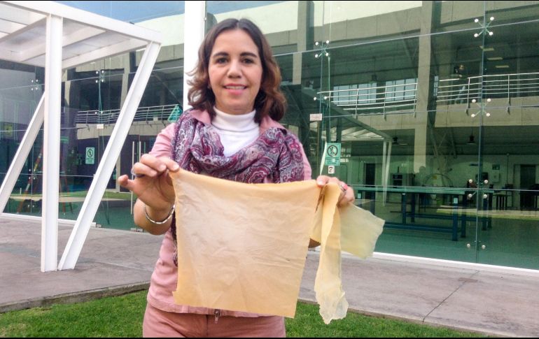 Sandra Pascoe muestra la película de bioplástico que ha logrado desarrollar y que podría reemplazar el plástico convencional. ESPECIAL / CONACYT