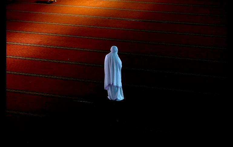 Una musulmana ora en la mezquita Istiqlal de Yakarta, Indonesa, en el marco del mes del ramadán. AP/T. Syuflana