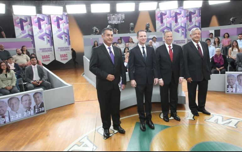 Cada uno de los políticos ofrece su opinión después de haber participado en el debate en la ciudad del norte.  NTX