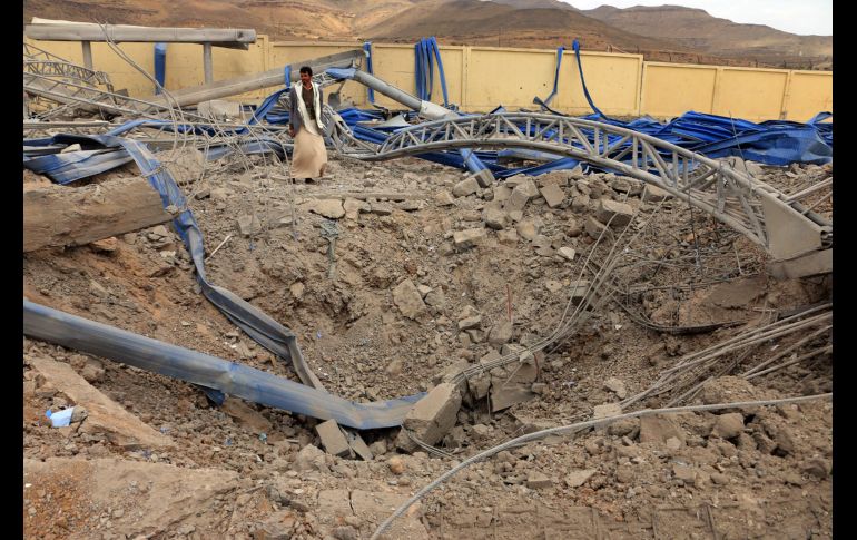 Un hombre inspecciona una gasolinera en Saná, Yemen, dañada por bombardeos de la coalición liderada por Arabia Saudí. AFP