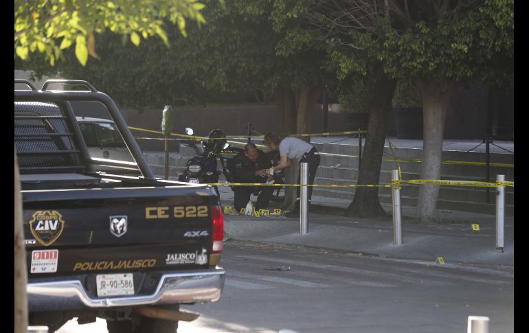 Policías laboran en la zona de la balacera. EL INFORMADOR/G. Gallo