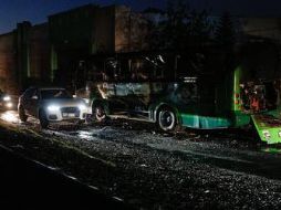 En el cruce de Periférico e Inglaterra, sujetos bajaron a los tripulantes de un camión de la ruta 380 para prenderle fuego. EL INFORMADOR/G. Gallo