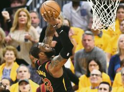 Imparable. LeBron James aportó 44 puntos para los Cavaliers en el juego de ayer. AFP