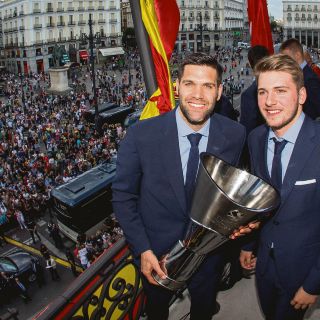 Ayón y el Real Madrid celebran con su gente