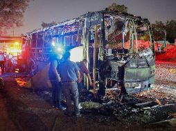 Aspecto del autobíus incendiado en Inglaterra y Periférico. EL INFORMADOR / G. Gallo