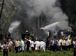 Autoridades cubanas han reconocido a 50 de los 111 cadáveres que provocó el incidente aéreo en La Habana; entre los pendientes por reconocer se encuentran dos azafatas y una pasajera, las tres mexicanas. AP / ARCHIVO