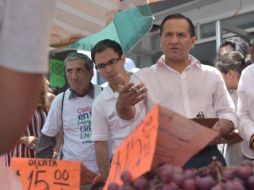 Almaguer visitó el mercado Valentín Gómez Farías en la Colonia San Juan Bosco. TWITTER / @ealmaguerr