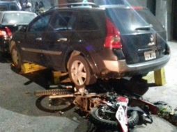 Modelo persigue a motoladrones; uno termina muerto