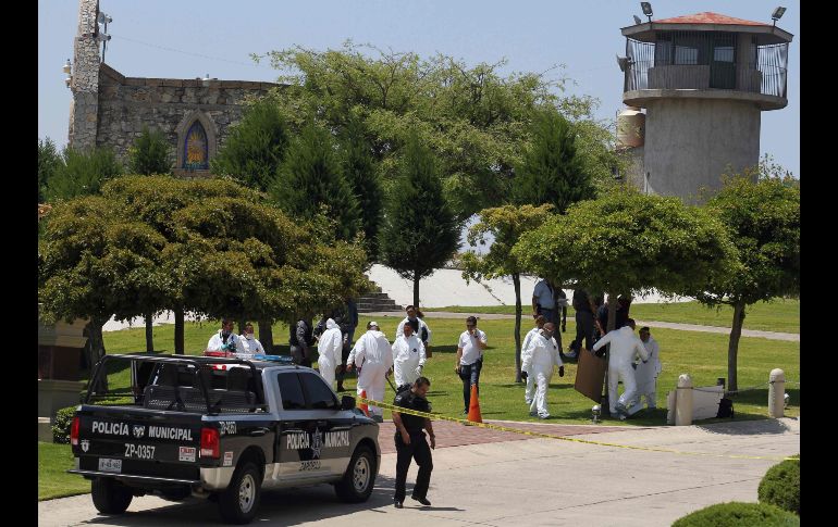 Policías y peritos investigan en el sitio. AFP/U. Ruiz