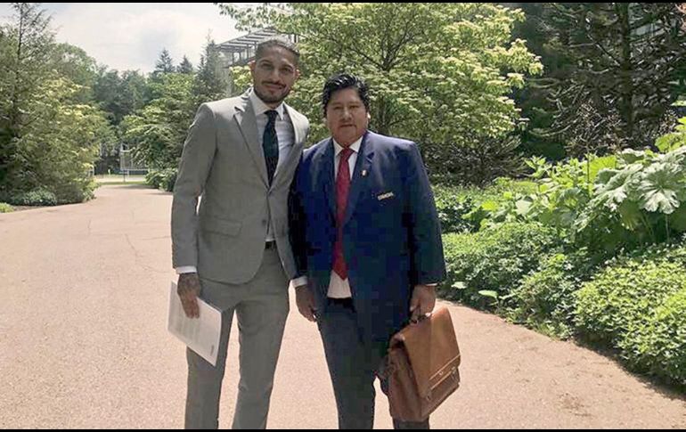 Guerrero (I) viajó a Zúrich acompañado del presidente de la Federación Peruana, Edwin Oviedo (D).EFE/FPF