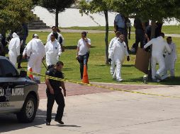 Policías y peritos investigan en al sitio. AFP/U. Ruiz