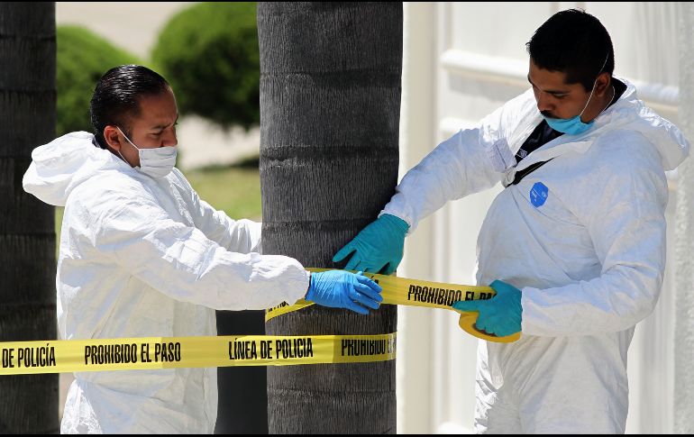 Policías y peritos investigan en el sitio. AFP/U. Ruiz