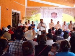 Salgado también con trabajadores productores de ladrillo sobre la necesidad de apoyos, capacitación, asesoría e insumos, para el desarrollo de la economía del sector de la construcción. EL INFORMADOR/ R. Bobadilla