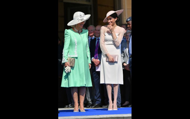 Meghan se ríe con Camila. La ex actriz eligió un vestido rosa pálido de la marca británica Goat para la ocasión.
