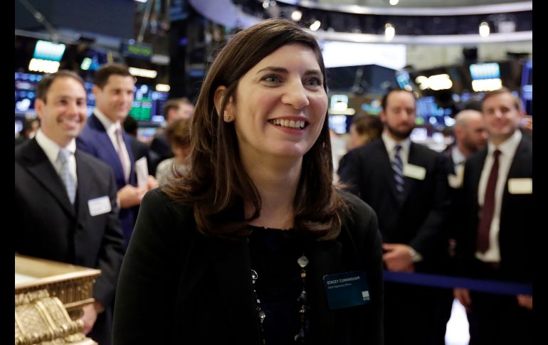 Stacey Cunningham, directora de operaciones de la bolsa de valores de Nueva York visita el parqué en Nueva York. Por primera vez en sus 226 años, la bolsa será presidida por una mujer, Cunningham, informó hoy la dueña de la entidad. AP/R. Drew