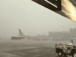 Usuarios compartieron imágenes de cómo se filtra el agua en las salas del Aeropuerto. TWITTER / @PoliciaFedMx