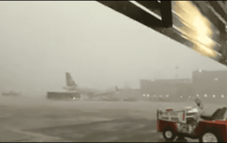 Usuarios compartieron imágenes de cómo se filtra el agua en las salas del Aeropuerto. TWITTER / @PoliciaFedMx