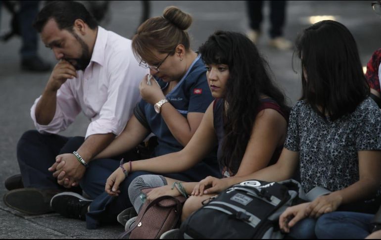 Los manifestantes se sentaron en silencio frente a la glorieta en memoria del menor fallecido. EL INFORMADOR / A. Camacho