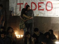Los manifestantes se sentaron en silencio frente a la glorieta en memoria del menor fallecido. EL INFORMADOR / A. Camacho