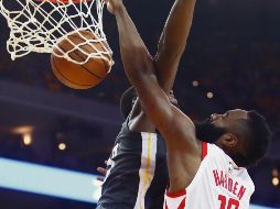 Ofensiva. La estrella de los Rockets, James Harden, clava el balón ante la marca de Draymond Green. AFP