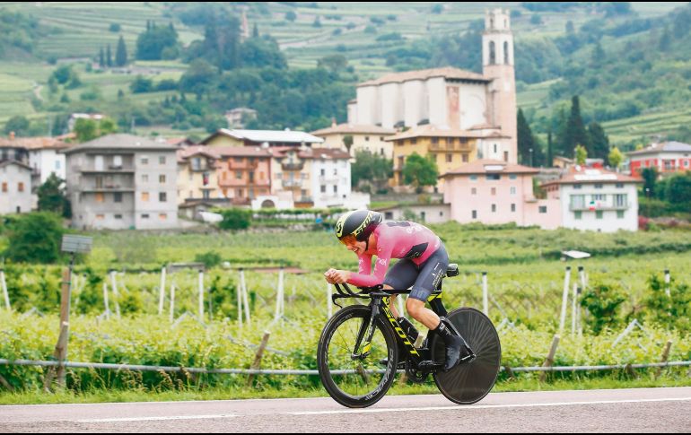 Prueba contrarreloj. Simon Yates terminó ayer en el lugar 20, pero sigue como líder. AFP