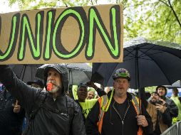 La estrategia de “tómalo o déjalo” podría tener efectos negativos como arriesgar empleos. AFP/D. Angerer