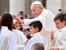 El Papa saluda a varios niños en la Plaza de San Pedro poco antes de su audiencia. AFP/A. Pizzoli