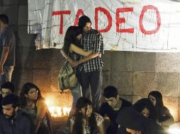 Varias personas se reunieron ayer en la noche en la glorieta de los Niños Héroes para mostrar su indignación por la muerte de Tadeo y exigir justicia. EL INFORMADOR/A. Camacho