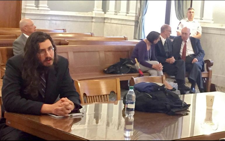 Michael, vestido de traje oscuro y corbata y su larga cabellera suelta, actuó como su propio abogado e intercambió alegatos durante unos 30 minutos. AP / D. Dowty / The Syracuse Newspapers